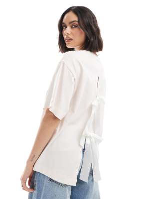 Miss Selfridge - Oversize-T-Shirt aus Satin in Hellrosa mit Schleifen am Rücken