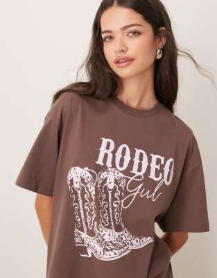 Miss Selfridge - Oversize-T-Shirt in Braun mit „Rodeo Girl"-Print-Brown