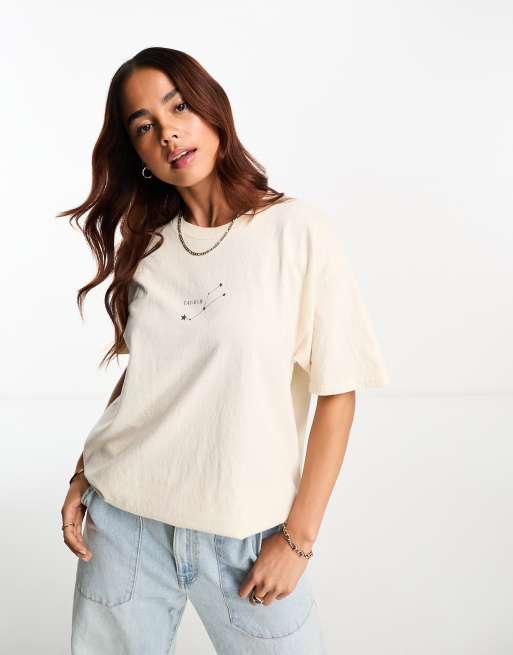 Miss Selfridge – Oversize-T-Shirt in Ecru mit „Taurus“-Textprint und Stier-Horoskop-Design, 2 von 4
