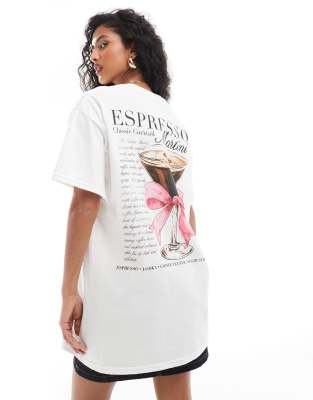 Miss Selfridge - Oversize-T-Shirt in Weiß mit Espresso Martini Grafik