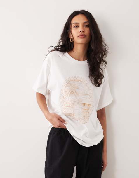 Miss Selfridge – Oversize-T-Shirt in Weiß mit gehäkeltem Strand-Print - view 1