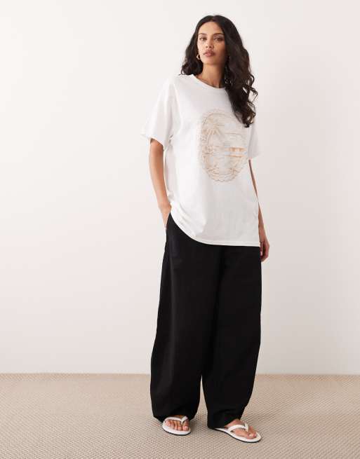Miss Selfridge – Oversize-T-Shirt in Weiß mit gehäkeltem Strand-Print, 2 von 4