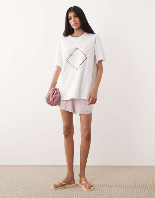 Miss Selfridge – Oversize-T-Shirt in Weiß mit Retro-Stickerei, 2 von 4