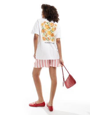 Miss Selfridge - Oversize-T-Shirt mit „Flower Market"-Print-Weiß