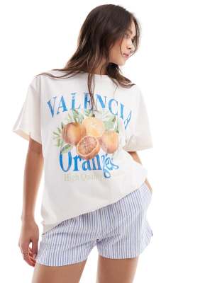 Miss Selfridge - Oversize-T-Shirt mit Orangen-Grafikprint-Weiß