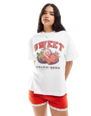 Miss Selfridge - Oversize-T-Shirt mit „Sweet Strawberry"-Grafikprint-Weiß