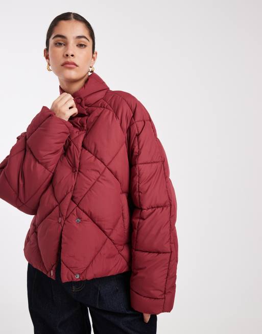 Miss Selfridge - Oversized gewatteerd cropped jack met opstaande boord in kersenrood, 3 van 4