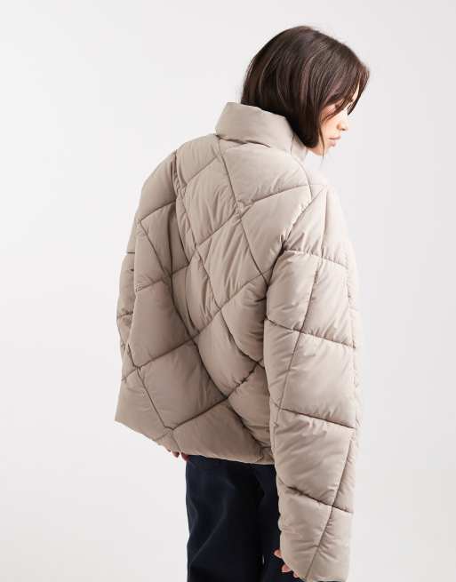 Miss Selfridge - Oversized gewatteerd cropped puffer jack met opstaande boord in mokka, 3 van 4