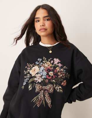 Miss Selfridge - Oversized-Sweatshirt mit Blumenstrauß-Print-Braun