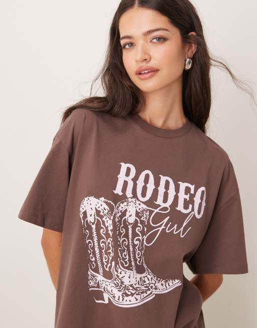 Miss Selfridge - Oversized T-shirt met rodeo girl-print in bruin