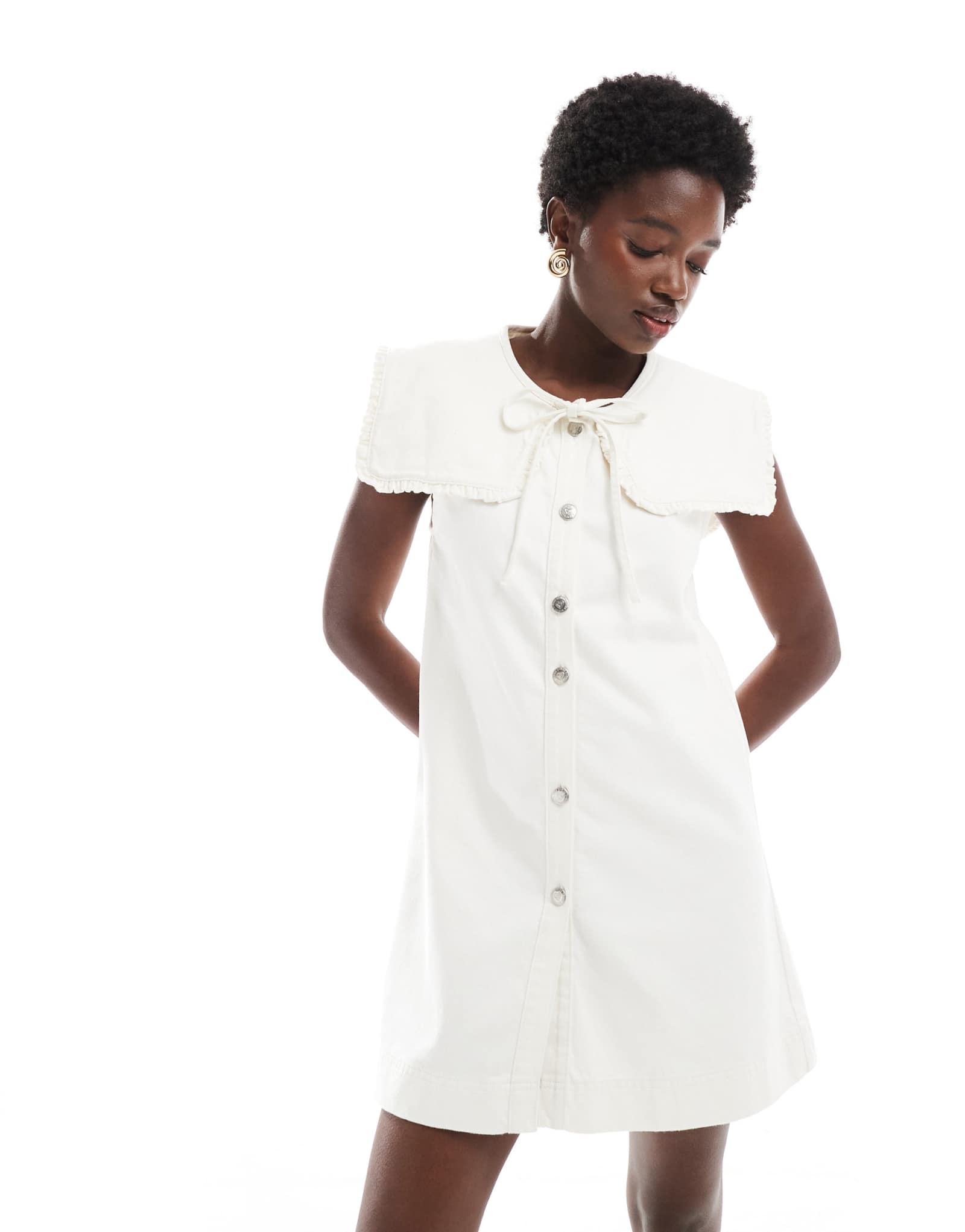 Джинсовое платье без рукавов с объемным воротником-бабочкой Miss Selfridge