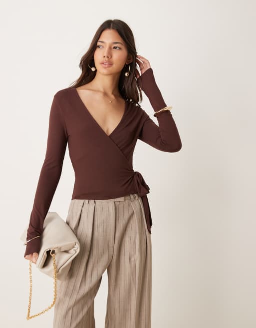 Miss Selfridge - Overslagtop van jersey met lange mouwen in chocoladebruin
