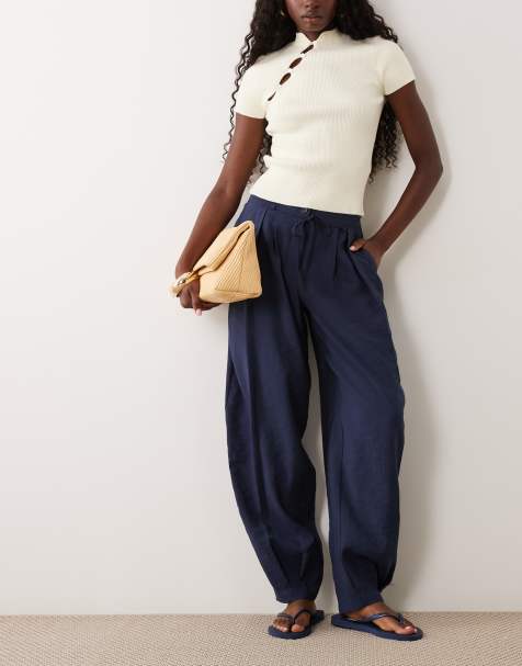 Miss Selfridge - pantalón de pinzas fluido de sastre con bajo abullonado en azul marino - view 1