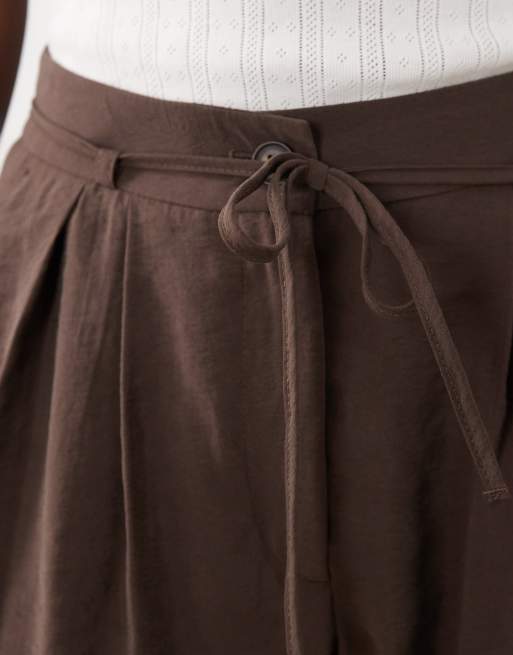 Miss Selfridge - pantalón fluido de sastre con pernera globo en chocolate, 4 de 5