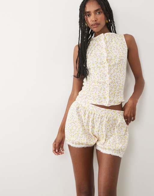 Miss Selfridge - Coordinato con top senza maniche con bottoni e pantaloncini corti a fiorellini, 2 di 3