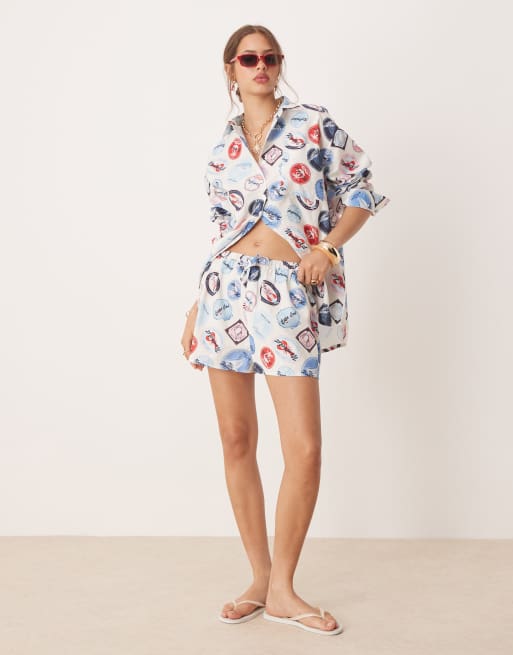 Miss Selfridge - Pantaloncini con stampa ispirata alle vacanze in coordinato