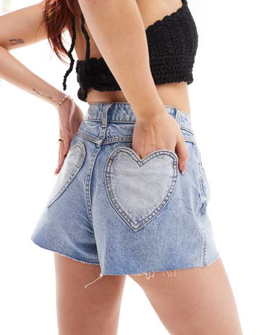 Miss Selfridge - Pantaloncini di jeans lavaggio chiaro blu con tasche a forma di cuore