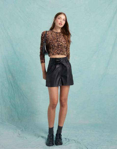 Miss Selfridge - Pantaloncini in pelle sintetica neri con tasche a cuore - view 1