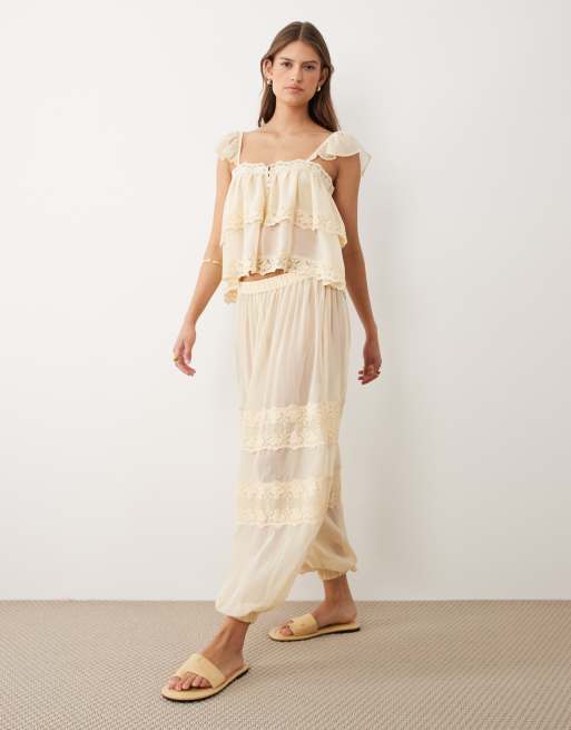Miss Selfridge - Pantalones color crudo transparentes de corte bombacho con insertos de encaje