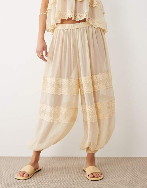 Miss Selfridge - Pantalones color crudo transparentes de corte bombacho con insertos de encaje, 2 de 5