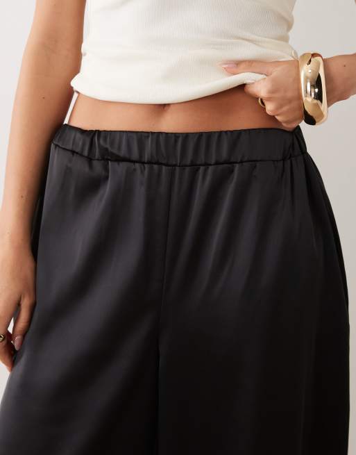 Miss Selfridge pantaloni balloon in satin neri, 3 di 5