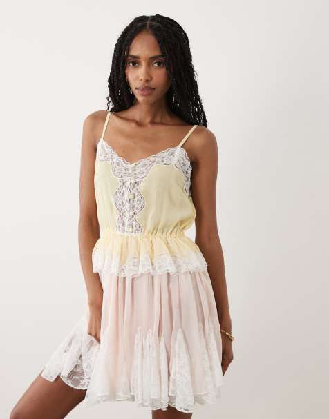 Miss Selfridge – Pastellfärgad skir miniklänning med klockad kjol i spets - view 1