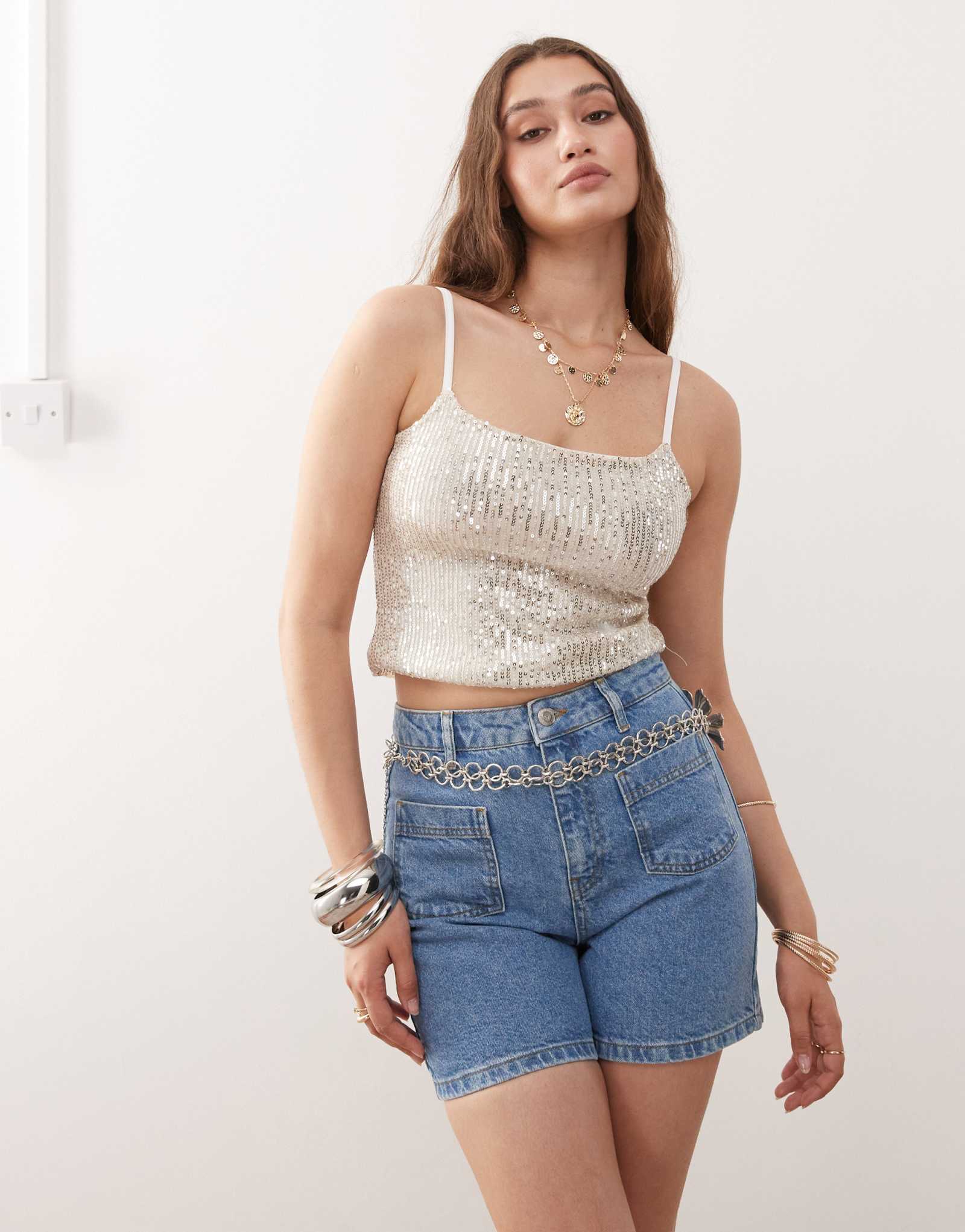 Короткая джинсовая куртка с накладным карманом Miss Selfridge после средней стирки