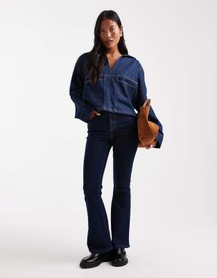 Miss Selfridge Petite - Ausgestellte Jeans in indigoblauer Waschung