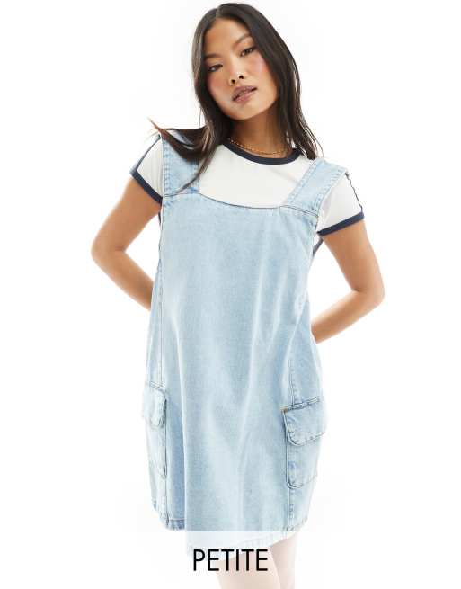 Miss Selfridge Petite – Ausgestelltes Jeans-Schürzenkleid in hellblauer Acid-Waschung mit Taschendetail