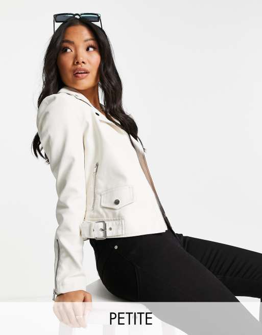 Miss Selfridge Petite – Biała kurtka motocyklowa z imitacji skóry z klamrami po bokach