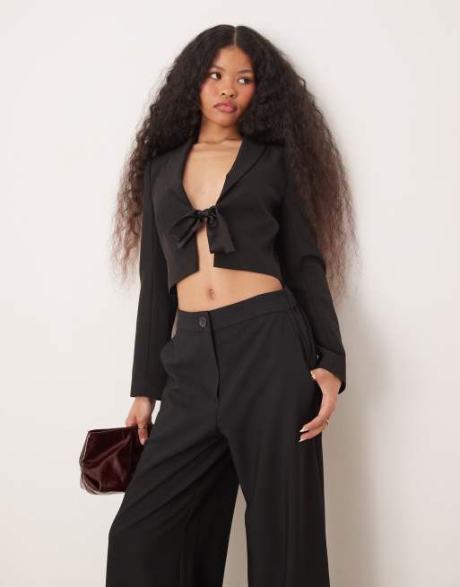 Miss Selfridge Petite - Blazer taglio corto nero con fiocco