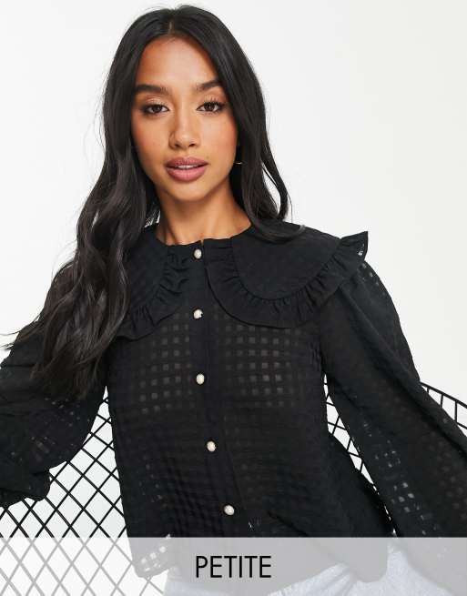 Miss Selfridge Petite - Blusa nera a quadri con colletto testurizzato