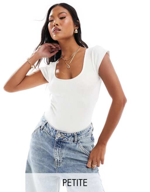 Miss Selfridge Petite - Body avorio a coste a maniche corte con scollo squadrato