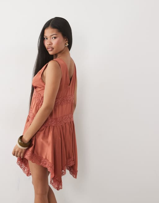 Miss Selfridge Petite Boho-Satin-Minikleid mit Spitzeneinsatz und Zipfelsaum in Rost, 4 von 4