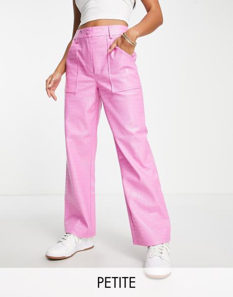 Miss Selfridge Petite - Broek van lakleer met krokodilleneffect, rechte pijpen en zijsplitten in roze - view 1