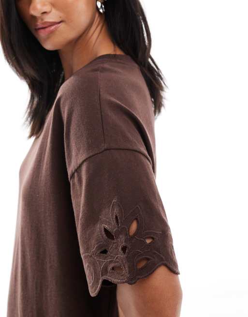 Miss Selfridge Petite – Brun t-shirtklänning med cutwork-spets vid fållen, 4 av 4