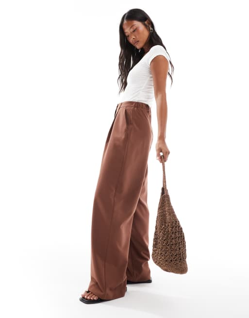 Miss Selfridge Petite – Bruna figursydda byxor med vida ben, 2 av 5