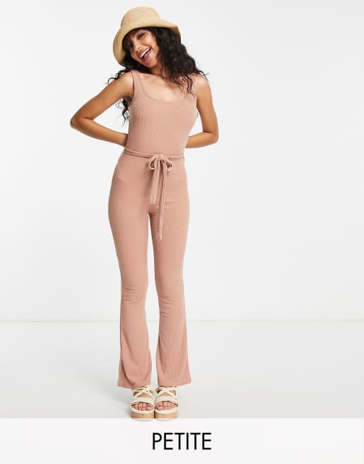 Miss Selfridge Petite – Camelowy prążkowany kombinezon z dekoltem w kształcie litery U i wiązaniem w talii