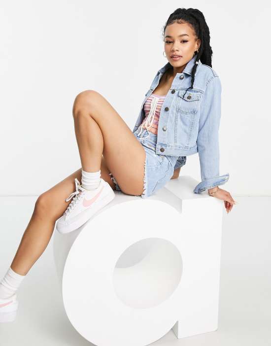 https://images.asos-media.com/products/miss-selfridge-petite-cropped-denim-jacket-in-midwash-blue/201437998-3?$n_550w$&wid=550&fit=constrain