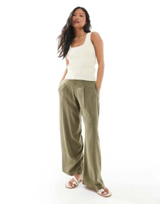 Miss Selfridge Petite - Elegante, weit geschnittene Hose in Khaki aus Leinenmix-Grün