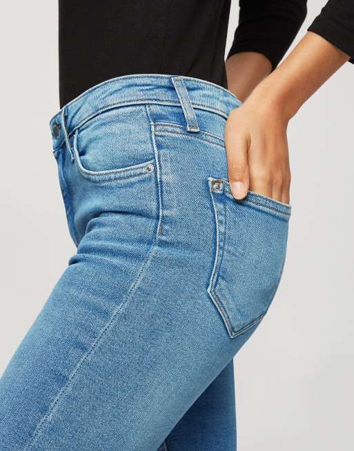 Miss Selfridge Petite – Emily – Eng geschnittene Jeans in verwaschenem Mittelblau, 3 von 4