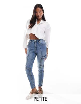 Miss Selfridge Petite - Enge Cargo-Jeans in mittelblauer Waschung