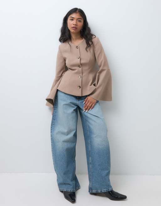 Miss Selfridge Petite figursydd kavaj med peplum och utsvängda ärmar i mocha, 2 av 5