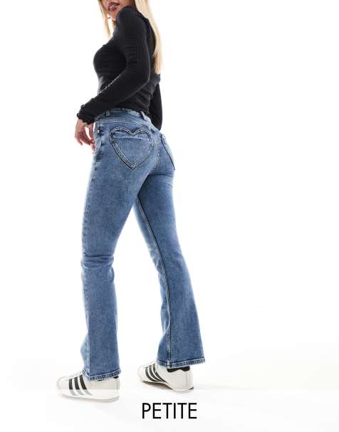 Miss Selfridge Petite - Flared jeans met hartvormige achterzakken in mid-wash blauw - view 1
