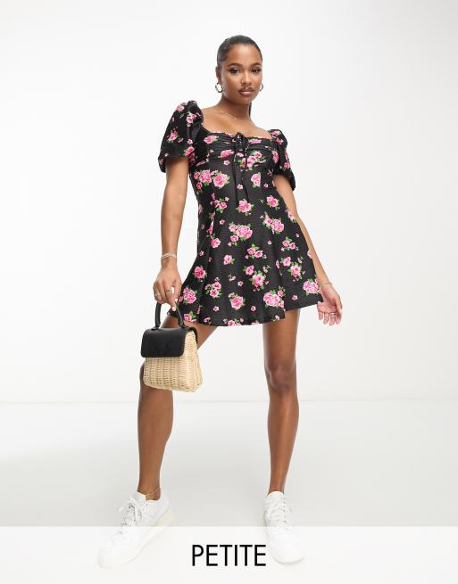 Miss Selfridge Petite – Freizeitkleid in Schwarz mit Rosenprint und Puffärmeln 