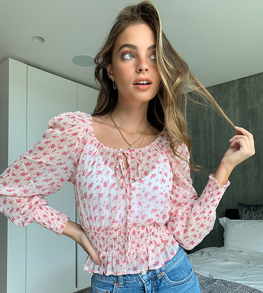 Miss Selfridge Petite - Gebloemde blouse met gesmokte taille in roze