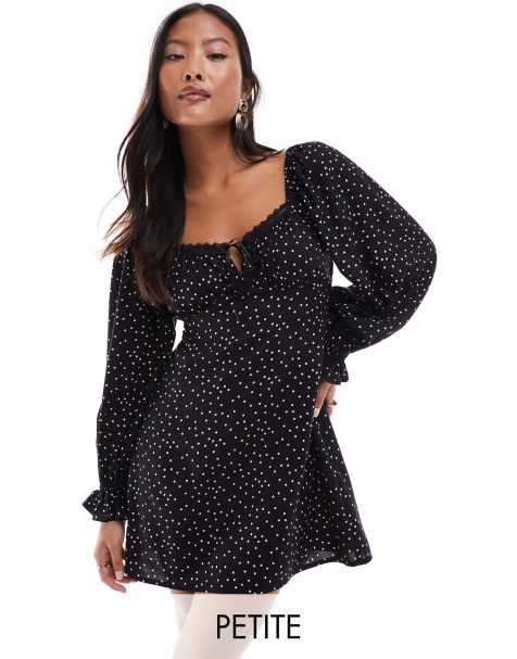 Miss Selfridge Petite – Gepunktetes Mini-Freizeitkleid mit Schleifendetail und Bindeband vorn - view 1