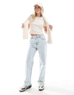 Miss Selfridge Petite - Gerade geschnittene Jeans in eisblauer Bleich-Waschung mit herzförmigen Taschen