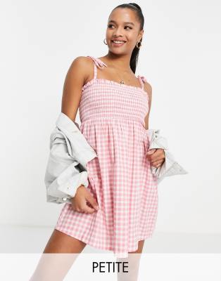 Miss Selfridge Petite - Gesmoktes Sommerkleid mit gebundenen Trägern und rosa Karomuster