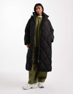 Miss Selfridge Petite - Gesteppter Maxi-Puffermantel in Schwarz mit Kapuze